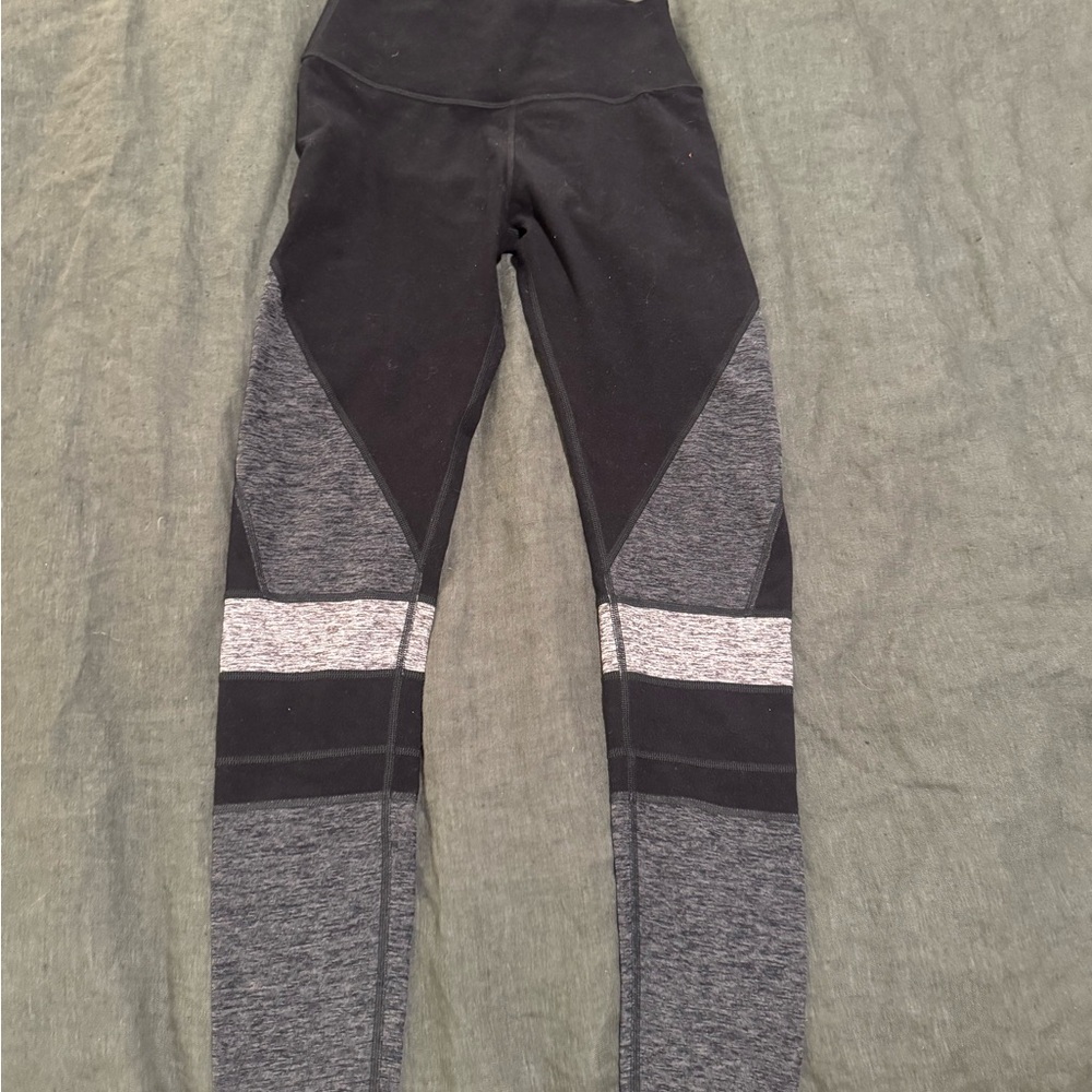 ALO Yoga Momentum Black and Gray Leggings